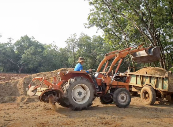 Một ngày làm việc tại trang trại với công việc rải phân - Farm Bí