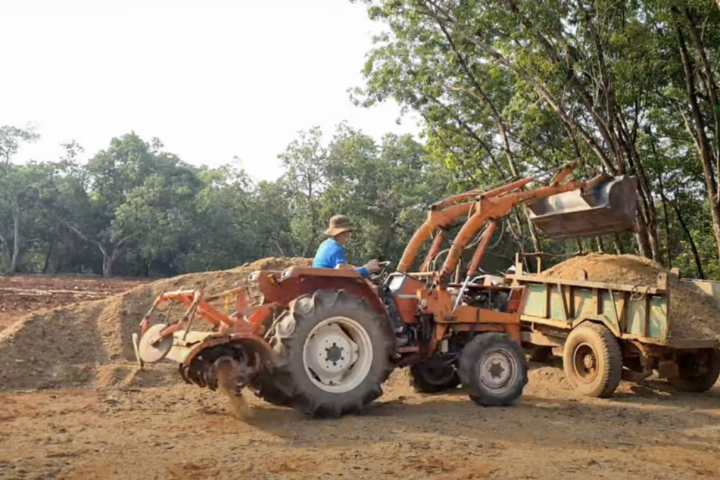 Một ngày làm việc tại trang trại với công việc rải phân - Farm Bí